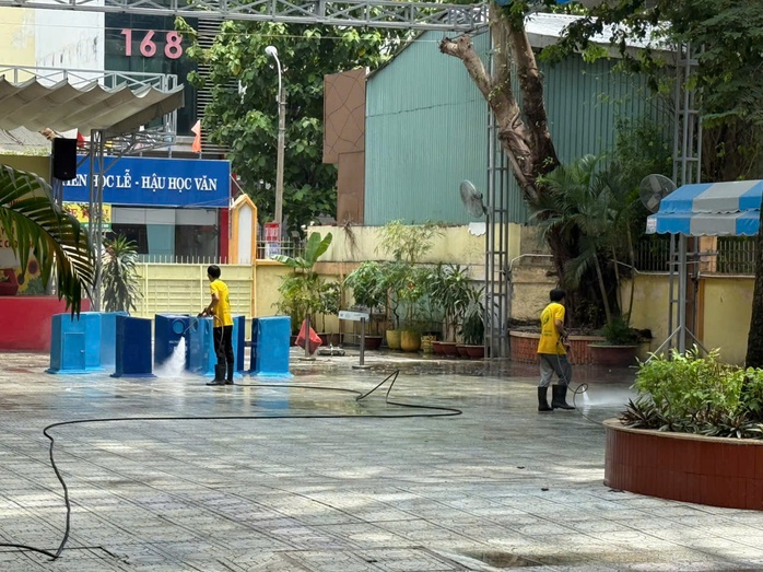 Gấp rút chuẩn bị cho năm học mới - Ảnh 1.