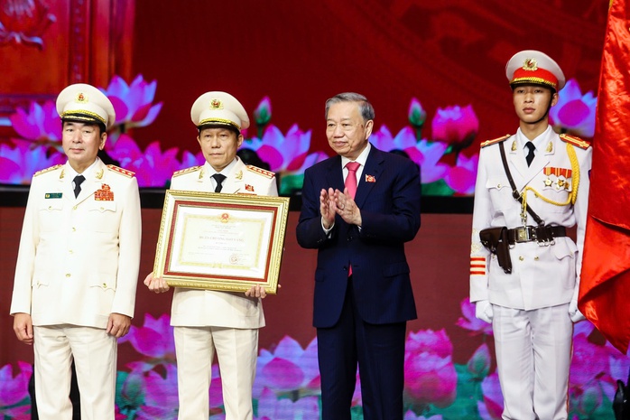 Lực lượng Công an nhân dân đón nhận Huân chương Sao Vàng lần thứ 5- Ảnh 2. Lực lượng Công an nhân dân đón nhận Huân chương Sao Vàng lần thứ 5- Ảnh 2.