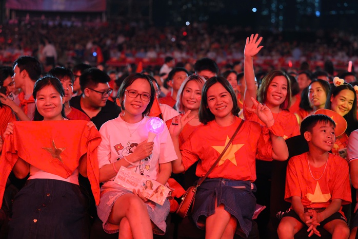 Hàng vạn khán giả sống trong không khí hào hùng "Tự hào là người Việt Nam"- Ảnh 6. Hàng vạn khán giả sống trong không khí hào hùng "Tự hào là người Việt Nam"- Ảnh 6.