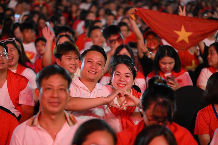 Hàng vạn khán giả sống trong không khí hào hùng "Tự hào là người Việt Nam"- Ảnh 9. Hàng vạn khán giả sống trong không khí hào hùng "Tự hào là người Việt Nam"- Ảnh 9.