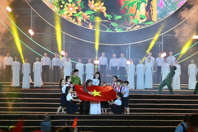 Hàng vạn khán giả sống trong không khí hào hùng "Tự hào là người Việt Nam"- Ảnh 7. Hàng vạn khán giả sống trong không khí hào hùng "Tự hào là người Việt Nam"- Ảnh 7.