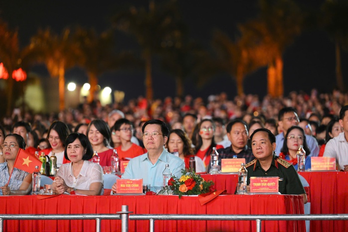 Hàng vạn khán giả sống trong không khí hào hùng "Tự hào là người Việt Nam"- Ảnh 2. Hàng vạn khán giả sống trong không khí hào hùng "Tự hào là người Việt Nam"- Ảnh 2.