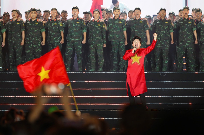 Hàng vạn khán giả sống trong không khí hào hùng "Tự hào là người Việt Nam"- Ảnh 4. Hàng vạn khán giả sống trong không khí hào hùng "Tự hào là người Việt Nam"- Ảnh 4.