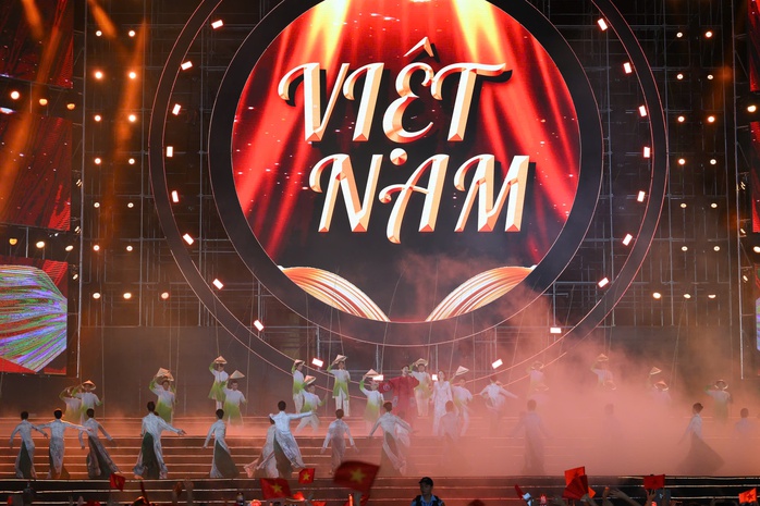 Hàng vạn khán giả sống trong không khí hào hùng "Tự hào là người Việt Nam"- Ảnh 5. Hàng vạn khán giả sống trong không khí hào hùng "Tự hào là người Việt Nam"- Ảnh 5.