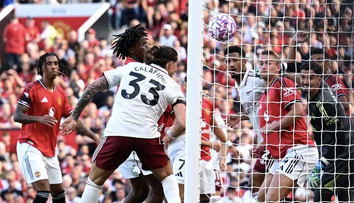 Man United gục ngã tại Old Trafford, Arsenal thăng hoa ngày khai mạc - Ảnh 2.