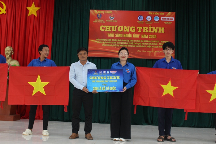 Báo Người Lao Động trao tặng 200 lá cờ Tổ quốc trong chương trình “Mắt sáng nghĩa tình” - Ảnh 4.