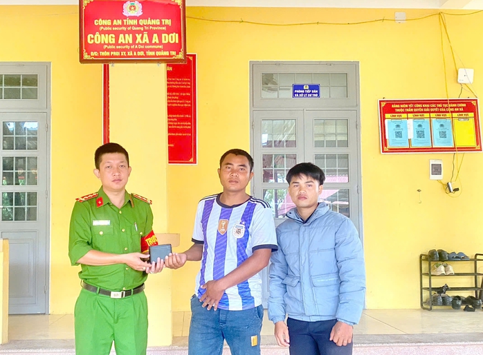 Vợ chồng nghèo nhặt được chiếc ví và hành động "đốn tim" nhiều người - Ảnh 1.