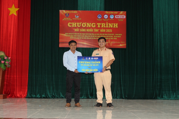 Báo Người Lao Động trao tặng 200 lá cờ Tổ quốc trong chương trình “Mắt sáng nghĩa tình” - Ảnh 3.
