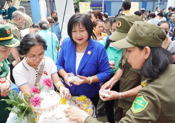 Phường vừa thành lập mà làm tốt lắm, người dân ủng hộ hết mình!- Ảnh 3. Phường vừa thành lập mà làm tốt lắm, người dân ủng hộ hết mình!- Ảnh 3.