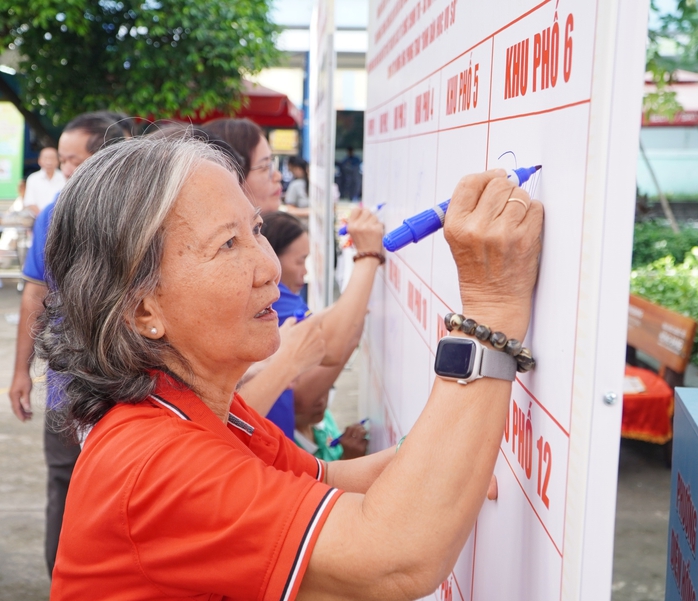 Phường vừa thành lập mà làm tốt lắm, người dân ủng hộ hết mình!- Ảnh 8. Phường vừa thành lập mà làm tốt lắm, người dân ủng hộ hết mình!- Ảnh 8.