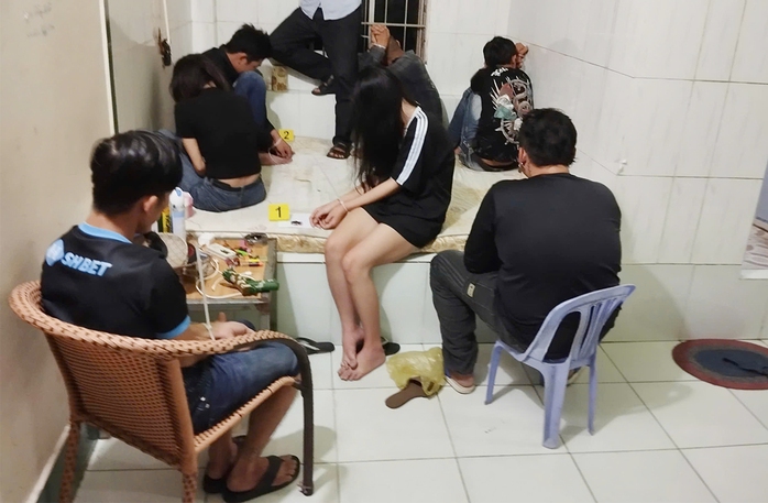 Công an An Giang bắt quả tang 11 nam nữ sử dụng ma túy trong phòng trọ - Ảnh 1.