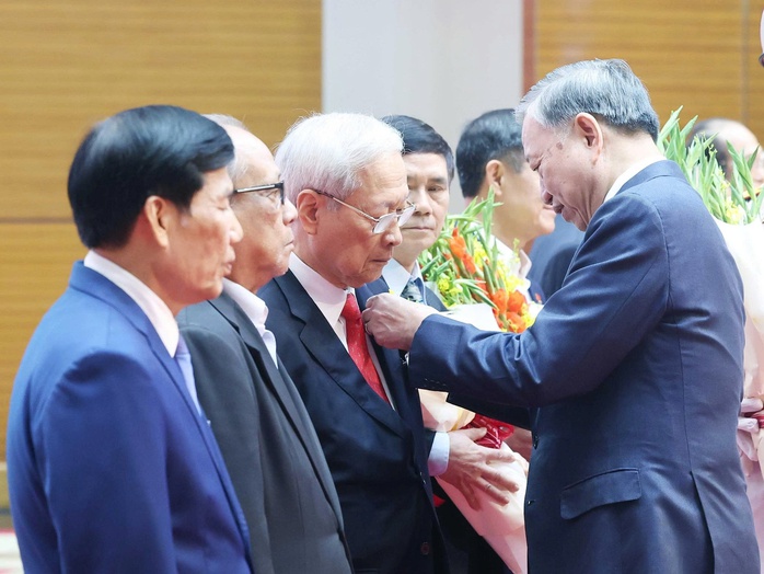 Bài học vô giá từ các thế hệ đi trước- Ảnh 1. Bài học vô giá từ các thế hệ đi trước- Ảnh 1.
