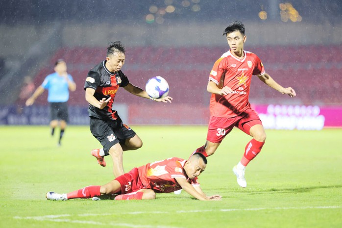 "Tân binh" thăng hoa ngày ra mắt V-League - Ảnh 1.