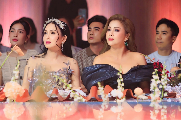 "Ca sĩ tỉ phú" Hà Phương hóa công chúa sánh bước Minh Tuyết- Ảnh 4.