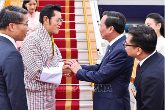 Quốc vương Bhutan đến Hà Nội, bắt đầu thăm Việt Nam - Ảnh 1.