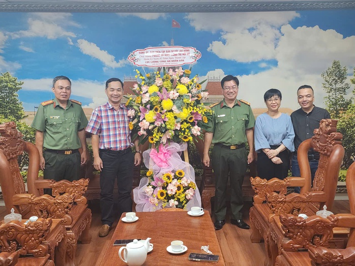 Báo Người Lao Động thăm, chúc mừng Công an TP HCM - Ảnh 3.