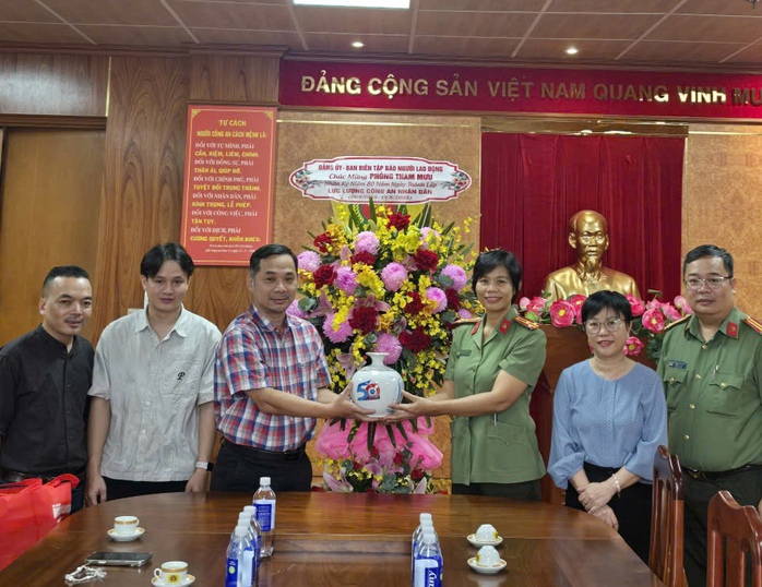 Báo Người Lao Động thăm, chúc mừng Công an TP HCM - Ảnh 2.