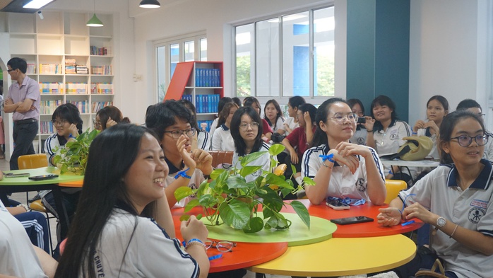 Màn chào đón "rực lửa" Trần chuyên dành cho tân học sinh khối 10  - Ảnh 1.