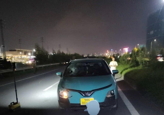 Đi bộ qua cao tốc, người đàn ông bị xe taxi tông tử vong- Ảnh 1. Đi bộ qua cao tốc, người đàn ông bị xe taxi tông tử vong- Ảnh 1.