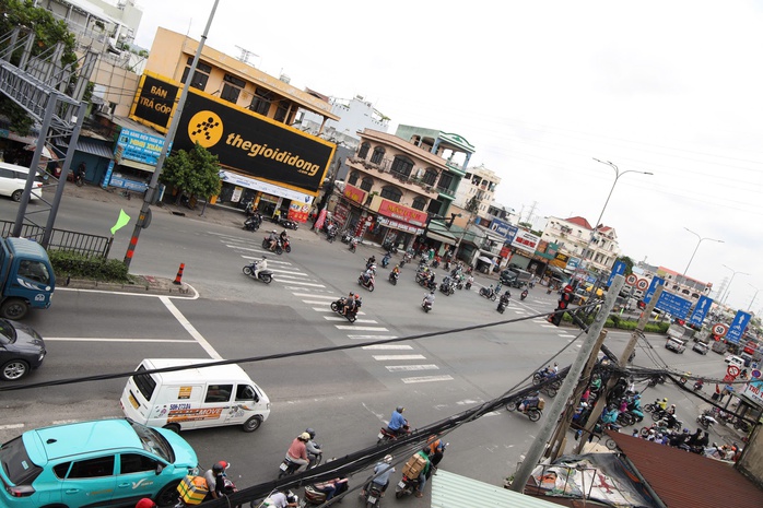 Ngã tư Đình ken đặc xe trước giờ G khởi công cầu vượt - Ảnh 1.