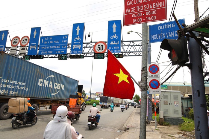 Ngã tư Đình ken đặc xe trước giờ G khởi công cầu vượt - Ảnh 4.