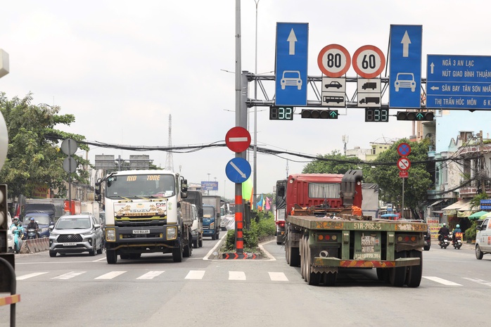 Ngã tư Đình ken đặc xe trước giờ G khởi công cầu vượt - Ảnh 2.