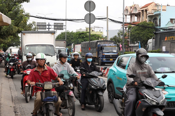 Ngã tư Đình ken đặc xe trước giờ G khởi công cầu vượt - Ảnh 3.