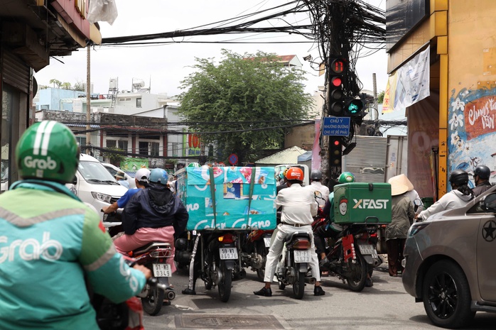 Ngã tư Đình ken đặc xe trước giờ G khởi công cầu vượt - Ảnh 6.