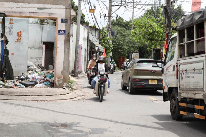 Ngã tư Đình ken đặc xe trước giờ G khởi công cầu vượt - Ảnh 7.