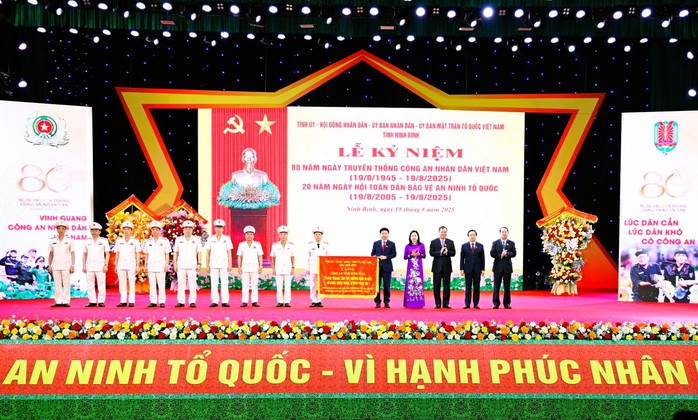 Giám đốc Công an Ninh Bình Thiếu tướng Nguyễn Hữu Mạnh được trao Huân chương Chiến công - Ảnh 2. Giám đốc Công an Ninh Bình Thiếu tướng Nguyễn Hữu Mạnh được trao Huân chương Chiến công - Ảnh 2.