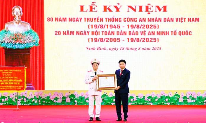 Giám đốc Công an Ninh Bình Thiếu tướng Nguyễn Hữu Mạnh được trao Huân chương Chiến công - Ảnh 1. Giám đốc Công an Ninh Bình Thiếu tướng Nguyễn Hữu Mạnh được trao Huân chương Chiến công - Ảnh 1.