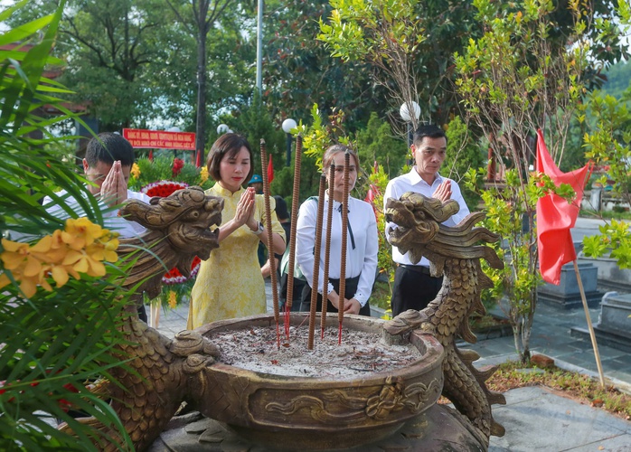 Trao tặng 76 suất quà, trị giá hơn 260 triệu đồng cho các gia đình chính sách- Ảnh 1. Trao tặng 76 suất quà, trị giá hơn 260 triệu đồng cho các gia đình chính sách- Ảnh 1.