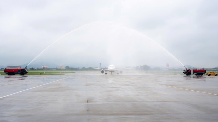 2 máy bay mới của Sun PhuQuoc Airways nối đuôi nhau hạ cánh xuống Nội Bài- Ảnh 3. 2 máy bay mới của Sun PhuQuoc Airways nối đuôi nhau hạ cánh xuống Nội Bài- Ảnh 3.