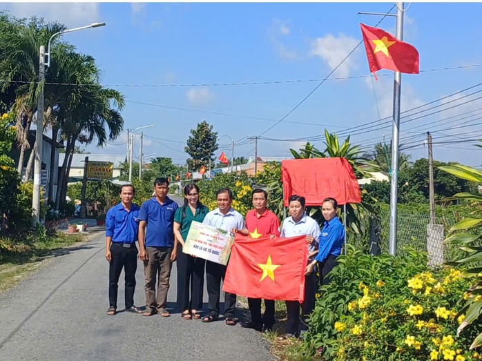 Khánh thành tuyến “Đường cờ Tổ quốc” dài 12km ở Vĩnh Long- Ảnh 1. Khánh thành tuyến “Đường cờ Tổ quốc” dài 12km ở Vĩnh Long- Ảnh 1.