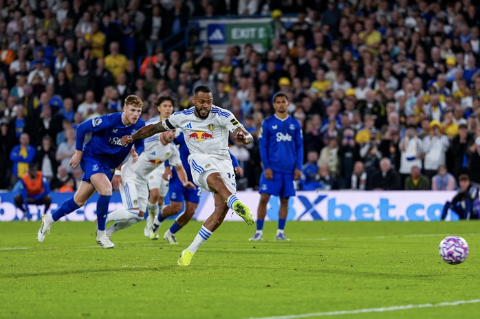 Phạt đền gây tranh cãi, Leeds United hạ Everton ngày trở lại Premier League - Ảnh 3.