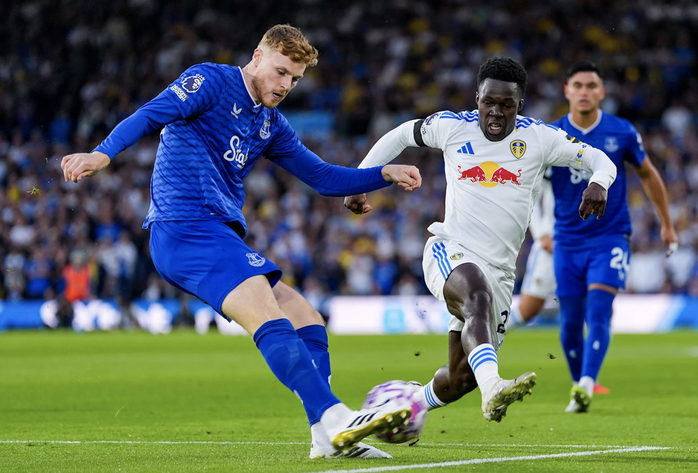 Phạt đền gây tranh cãi, Leeds United hạ Everton ngày trở lại Premier League - Ảnh 1.