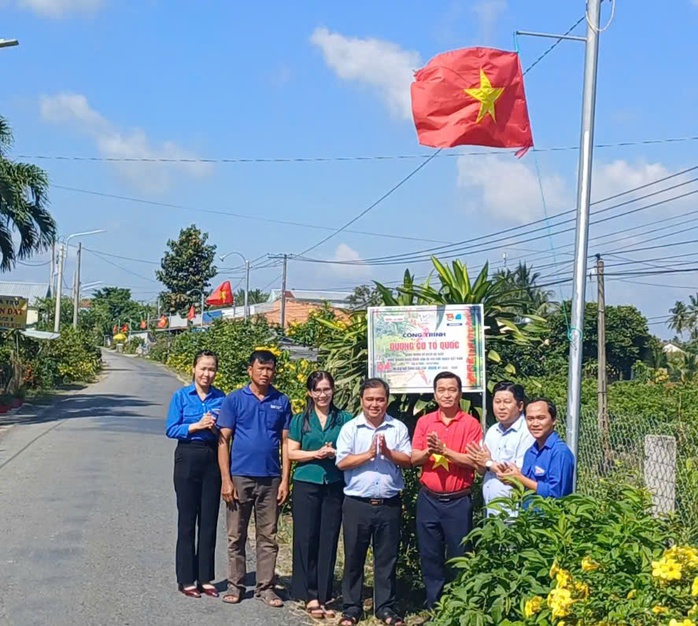 Khánh thành tuyến “Đường cờ Tổ quốc” dài 12km ở Vĩnh Long- Ảnh 3. Khánh thành tuyến “Đường cờ Tổ quốc” dài 12km ở Vĩnh Long- Ảnh 3.