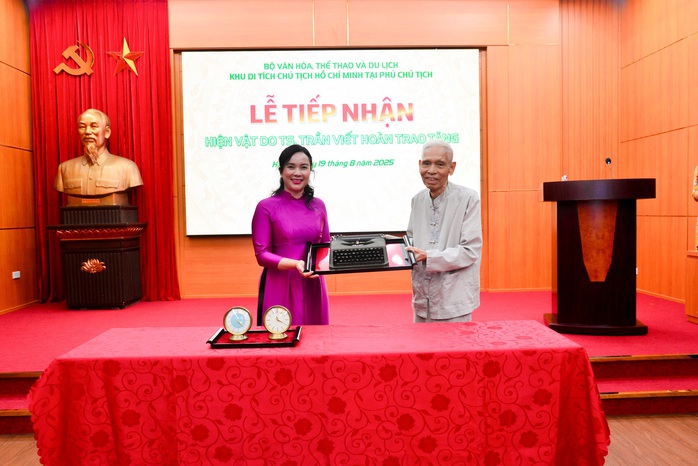 Người cận vệ của Bác Hồ trao tặng Khu Di tích Phủ Chủ tịch 2 hiện vật quý- Ảnh 3.