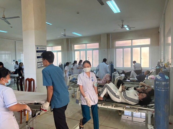 Hai bệnh viện tích cực cấp cứu cho 38 bệnh nhân trong vụ lật xe khách- Ảnh 1. Hai bệnh viện tích cực cấp cứu cho 38 bệnh nhân trong vụ lật xe khách- Ảnh 1.