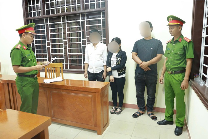 Khởi tố 3 đối tượng buôn bán, giết mổ heo bệnh- Ảnh 1. Khởi tố 3 đối tượng buôn bán, giết mổ heo bệnh- Ảnh 1.