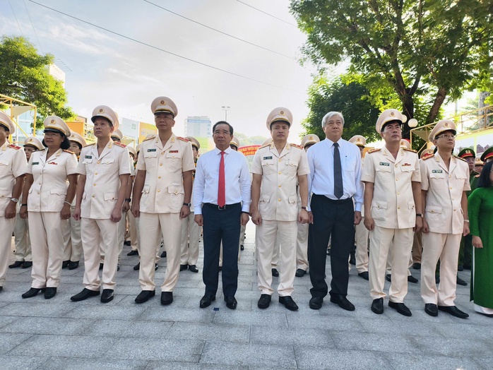 Chủ tịch UBND TP HCM Nguyễn Văn Được, Trung tướng Mai Hoàng dự nhiều chương trình - Ảnh 1.