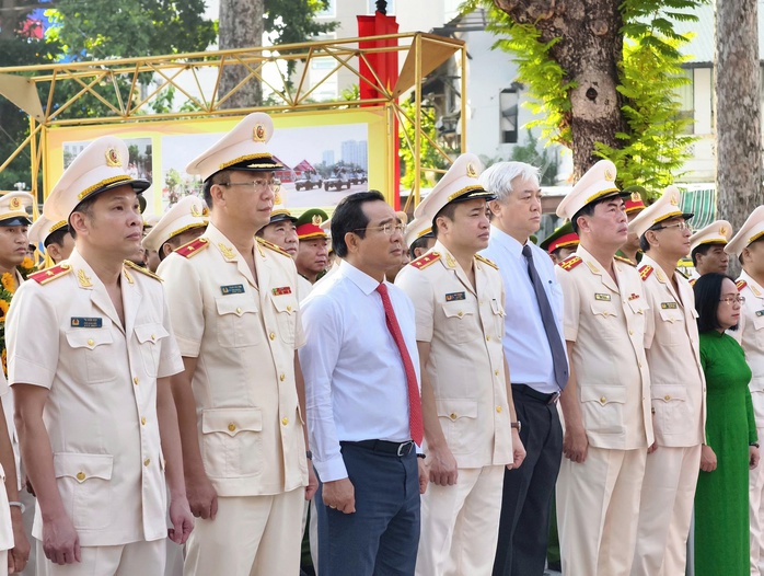 Chủ tịch UBND TP HCM Nguyễn Văn Được, Trung tướng Mai Hoàng dự nhiều chương trình - Ảnh 2.