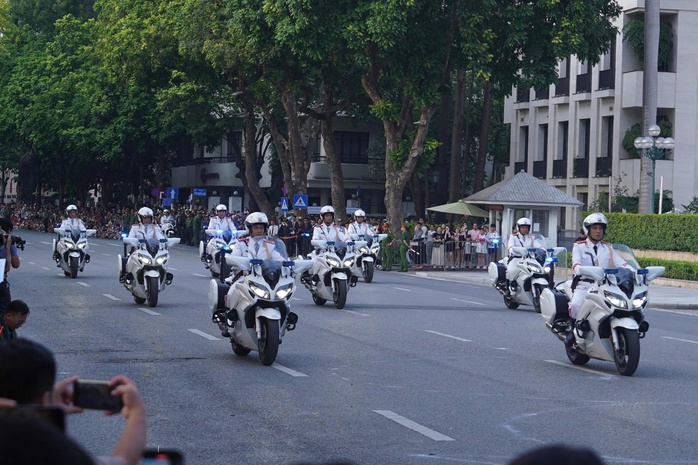 Mãn nhãn trước màn trình diễn bảo vệ yếu nhân, chống khủng bố tại hồ Gươm- Ảnh 1. Mãn nhãn trước màn trình diễn bảo vệ yếu nhân, chống khủng bố tại hồ Gươm- Ảnh 1.
