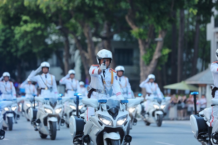 Mãn nhãn trước màn trình diễn bảo vệ yếu nhân, chống khủng bố tại hồ Gươm- Ảnh 3. Mãn nhãn trước màn trình diễn bảo vệ yếu nhân, chống khủng bố tại hồ Gươm- Ảnh 3.
