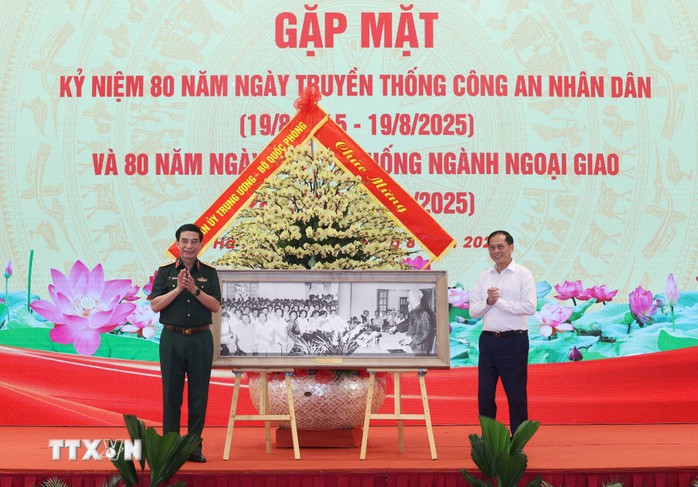 Tổng Bí thư Tô Lâm dự lễ kỷ niệm 80 năm ngành Công an , Ngọai giao và Quốc phòng - Ảnh 5. Tổng Bí thư Tô Lâm dự lễ kỷ niệm 80 năm ngành Công an , Ngọai giao và Quốc phòng - Ảnh 5.