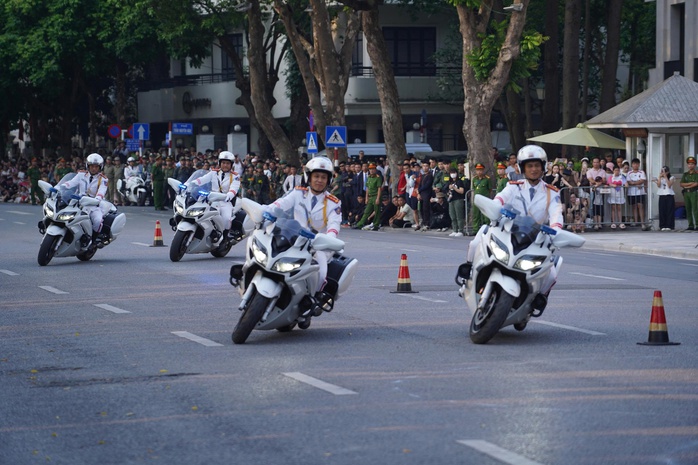 Mãn nhãn trước màn trình diễn bảo vệ yếu nhân, chống khủng bố tại hồ Gươm- Ảnh 2. Mãn nhãn trước màn trình diễn bảo vệ yếu nhân, chống khủng bố tại hồ Gươm- Ảnh 2.