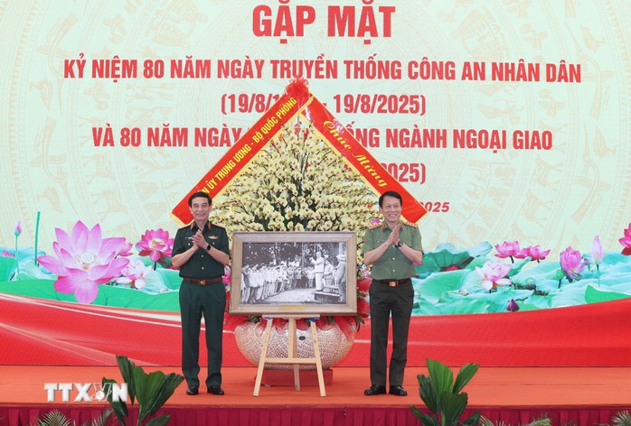 Tổng Bí thư Tô Lâm dự lễ kỷ niệm 80 năm ngành Công an , Ngọai giao và Quốc phòng - Ảnh 4. Tổng Bí thư Tô Lâm dự lễ kỷ niệm 80 năm ngành Công an , Ngọai giao và Quốc phòng - Ảnh 4.
