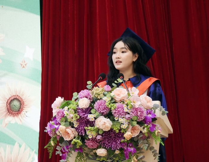 Tân dược sĩ phát biểu xúc động tại lễ tốt nghiệp ở Trường ĐH Cửu Long - Ảnh 7.