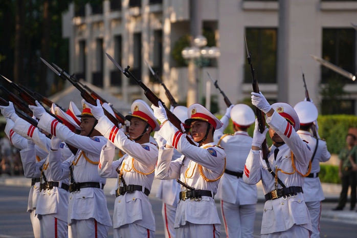 Mãn nhãn trước màn trình diễn bảo vệ yếu nhân, chống khủng bố tại hồ Gươm- Ảnh 4. Mãn nhãn trước màn trình diễn bảo vệ yếu nhân, chống khủng bố tại hồ Gươm- Ảnh 4.