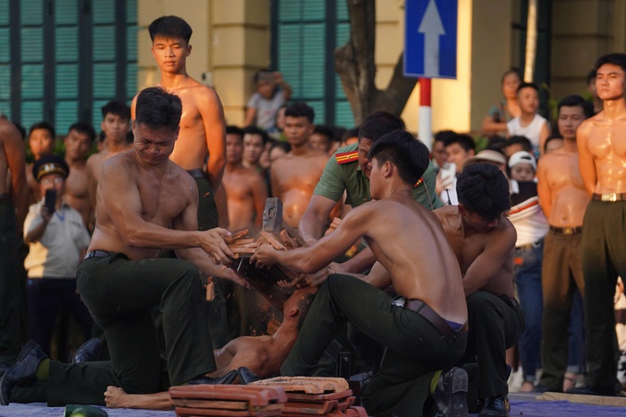 Mãn nhãn trước màn trình diễn bảo vệ yếu nhân, chống khủng bố tại hồ Gươm- Ảnh 6. Mãn nhãn trước màn trình diễn bảo vệ yếu nhân, chống khủng bố tại hồ Gươm- Ảnh 6.